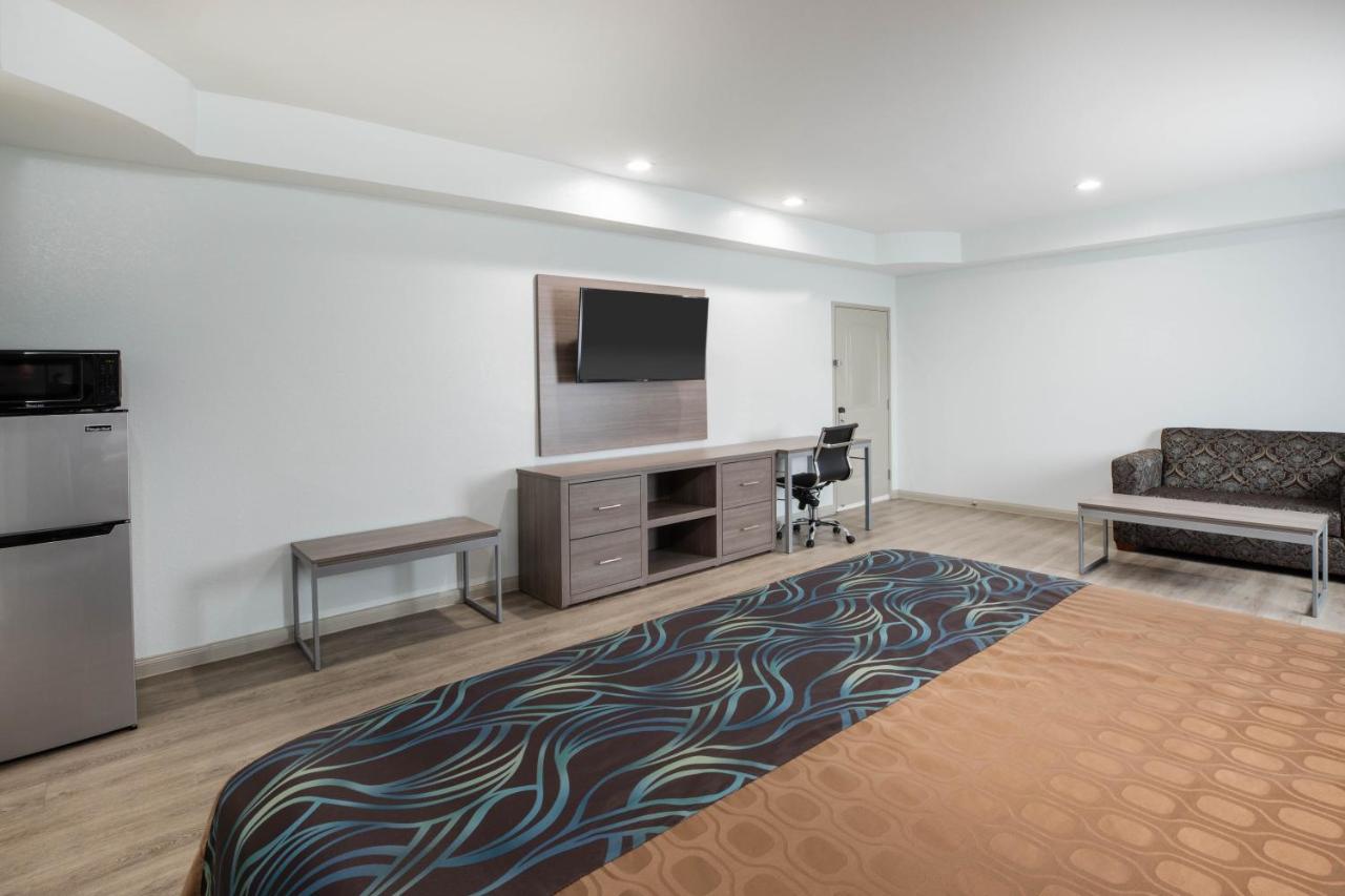 Super 8 By Wyndham Humble Houston Fallcreek Екстериор снимка